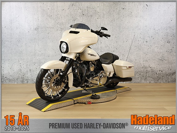 Harley-Davidson FLHXS / Street Glide Special 4 of 5