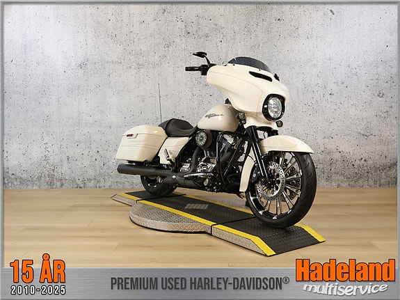 Harley-Davidson FLHXS / Street Glide Special 2 of 5