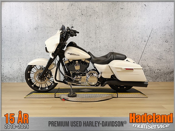 Harley-Davidson FLHXS / Street Glide Special 5 of 5