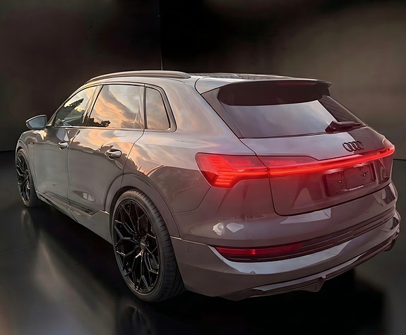 Audi e-tron 3 of 5