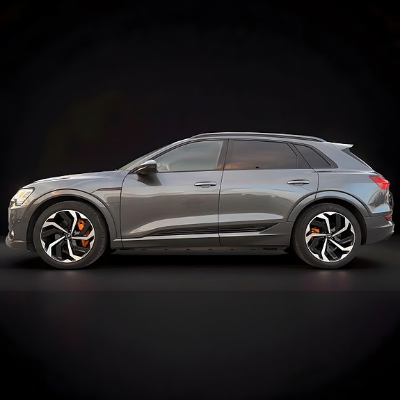 Audi e-tron 4 of 5