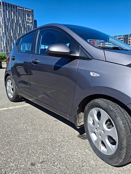 Hyundai i10 2 of 5