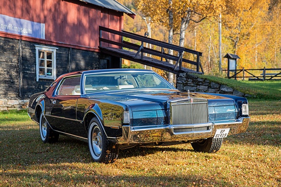 Lincoln Continental 2 of 5