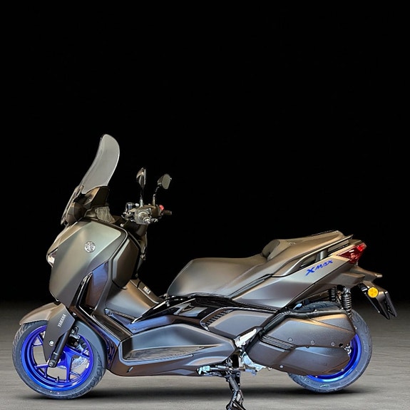 Yamaha XMAX 300 2 of 5