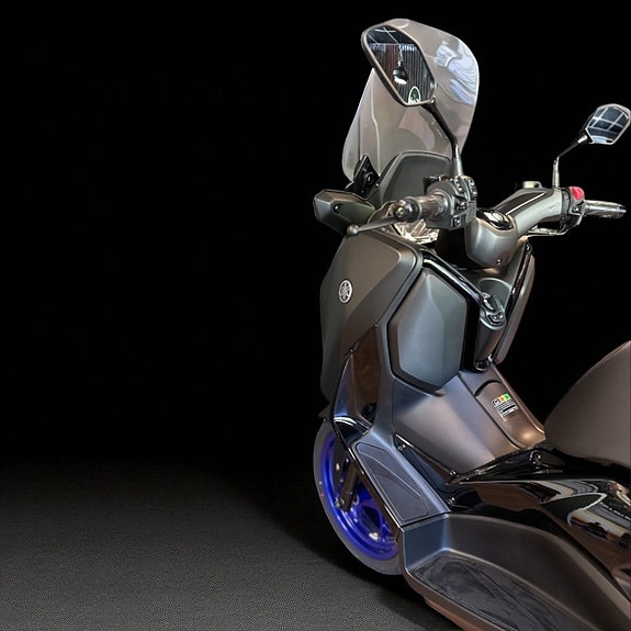 Yamaha XMAX 300 4 of 5