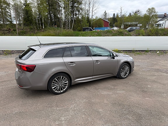 Toyota Avensis 4 of 5