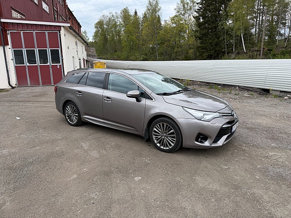 Toyota Avensis 2 of 5