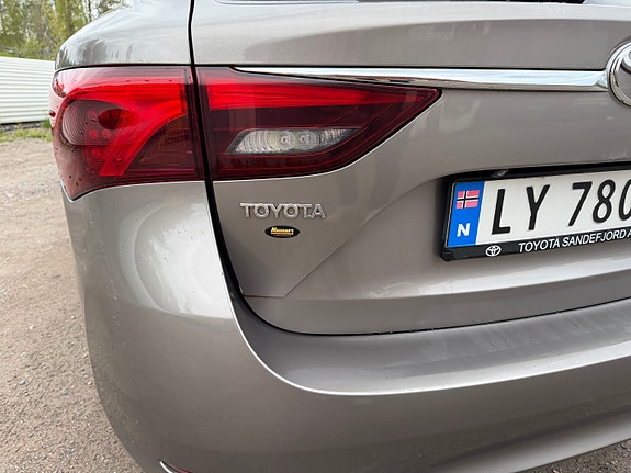 Toyota Avensis 8 of 30
