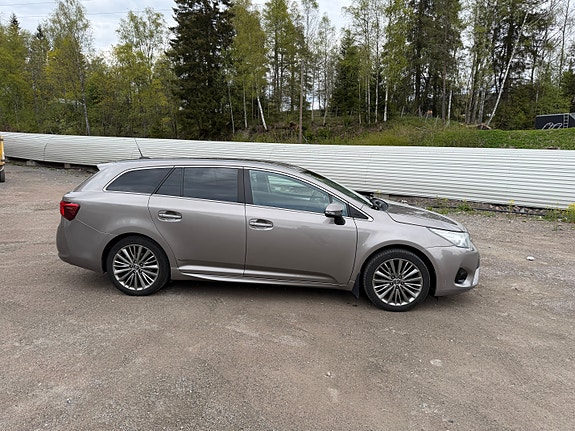 Toyota Avensis 3 of 5