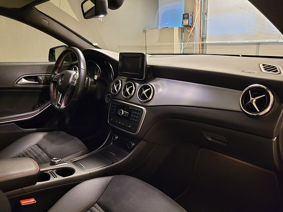 Mercedes-Benz CLA180 14 of 28
