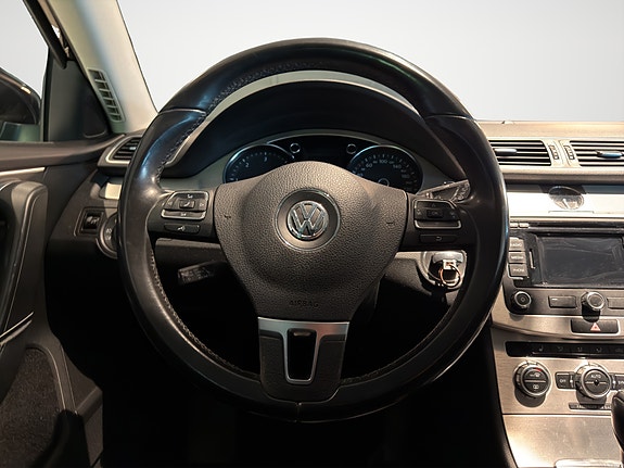 Volkswagen Passat 17 of 30