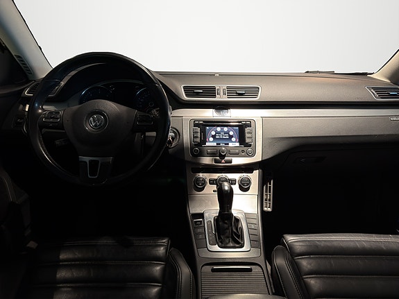 Volkswagen Passat 19 of 30