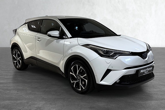Stilren hvit hybrid-SUV med moderne design og rampelys detaljer.