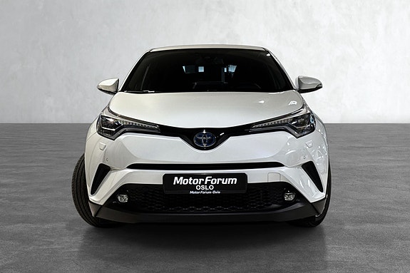 Markedets populære hybrid-SUV med skarpt LED-lys og tøff grill.