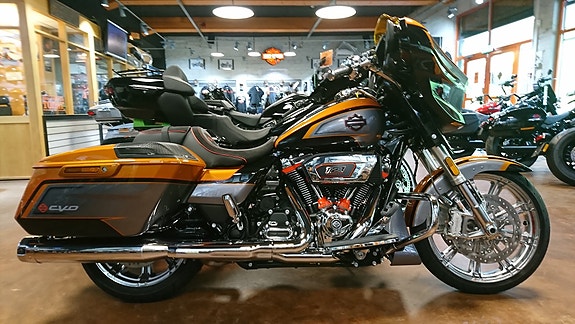 Harley-Davidson CVO Street Glide 2 of 7