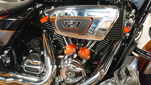 Harley-Davidson CVO Street Glide 3 of 7