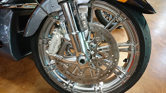 Harley-Davidson CVO Street Glide 4 of 7