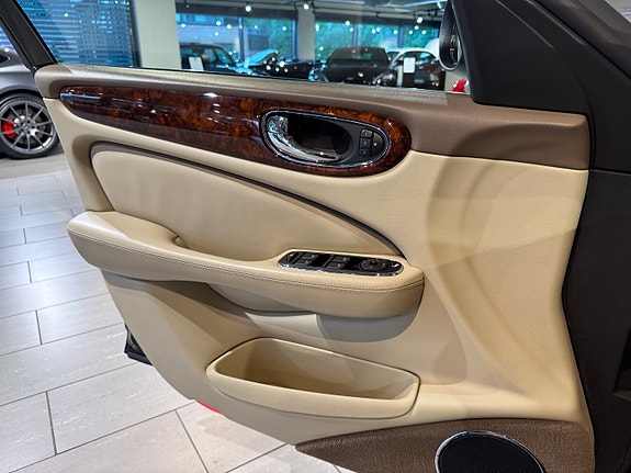 Jaguar XJ 25 of 28