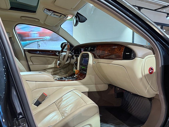 Jaguar XJ 9 of 28