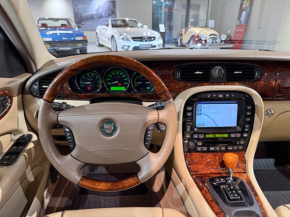 Jaguar XJ 21 of 28