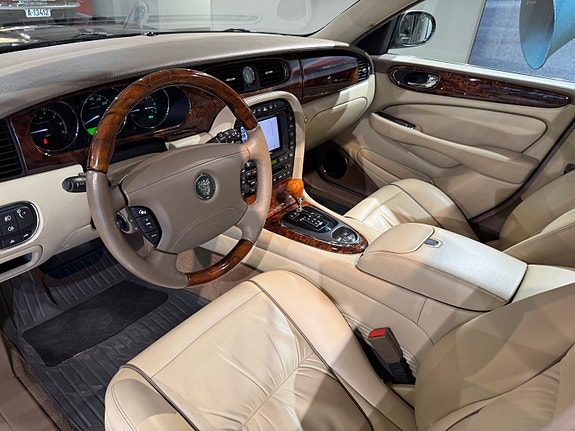 Jaguar XJ 18 of 28