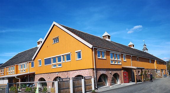 Barnehagen holder til i en stor driftsbygning