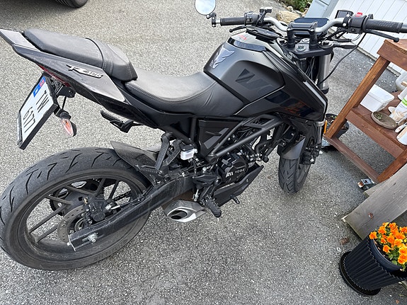 VOGE 125 R 2 of 5