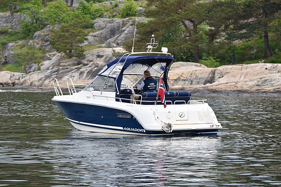 Flott Aquador 25 WAe med Mercruiser 320 hk QSD diesel. God historikk. Bør sees! 4 of 5