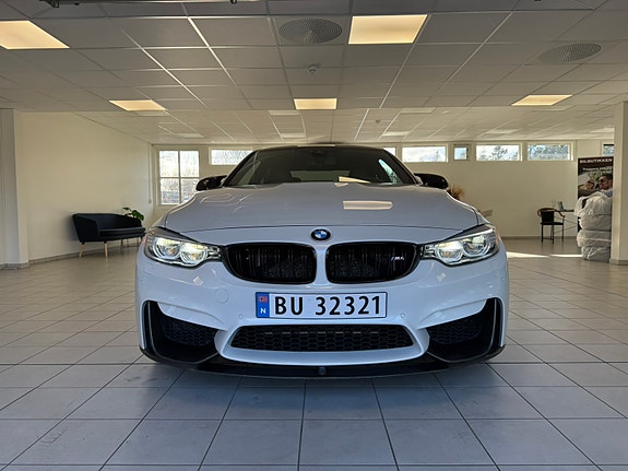 BMW M4 2 of 5