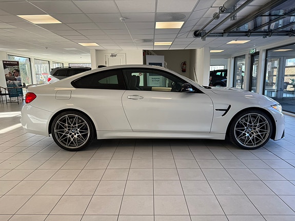 BMW M4 4 of 5