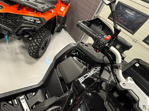 CFMOTO CFORCE 850 BLACK EDITION - 5års garanti. - 71HK - SERVO - VINSJ - LEDLYS - BAKBOKS - 26" DEKK - KAMPANJE PÅ UTVALGTE MODELLER UTSTILT I BUTIKK FÅ MED GRATIS TILHENGER 7 of 11