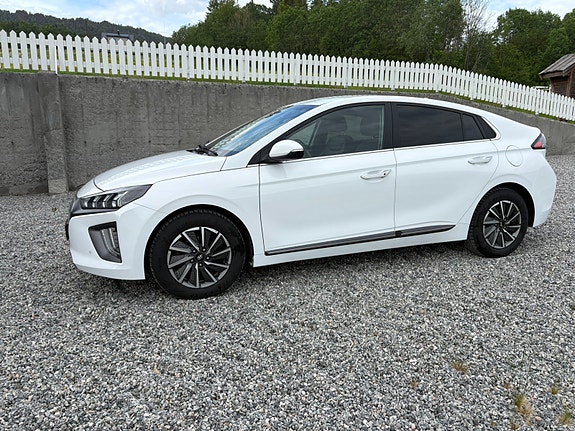 Hyundai IONIQ 2 of 5