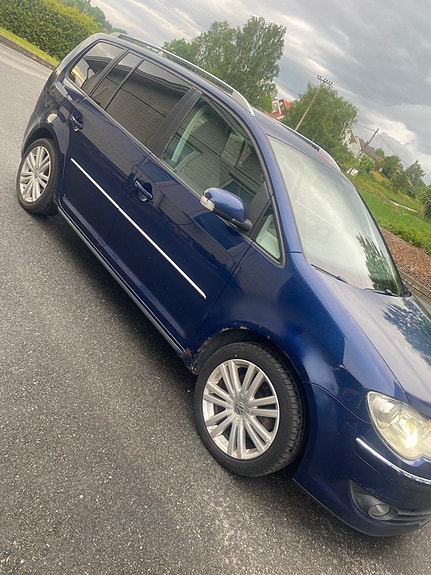 Volkswagen Touran 4 of 5