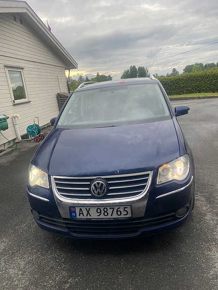 Volkswagen Touran 2 of 5