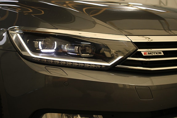 Volkswagen Passat 10 of 30