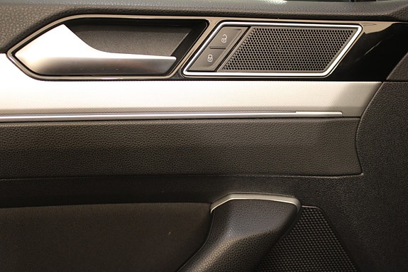 Volkswagen Passat 22 of 30