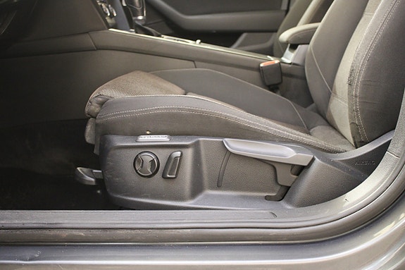 Volkswagen Passat 25 of 30