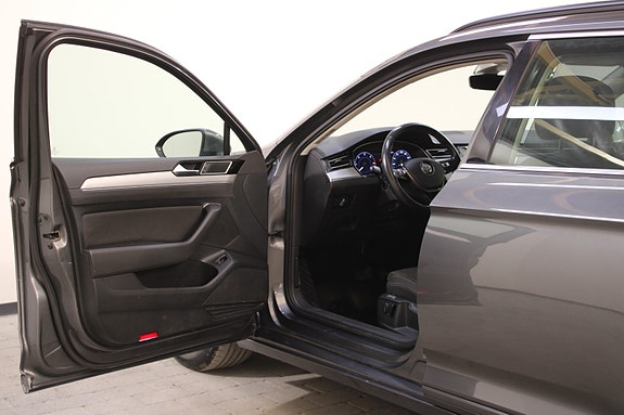 Volkswagen Passat 20 of 30