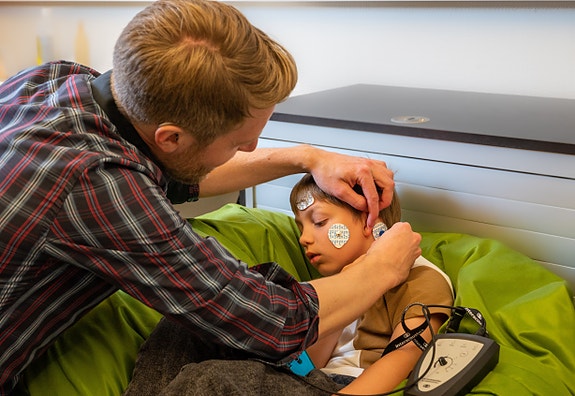 Du vil jobbe i en godt utstyrt klinikk (AV-klinikk) med blant annet: audiometri, tympanometri, ASSR og REM, samt en hjelpemiddelutstilling i samarbeid med HMS Vest-Viken