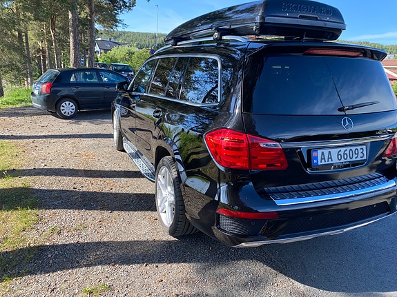 Mercedes-Benz GL350 2 of 5