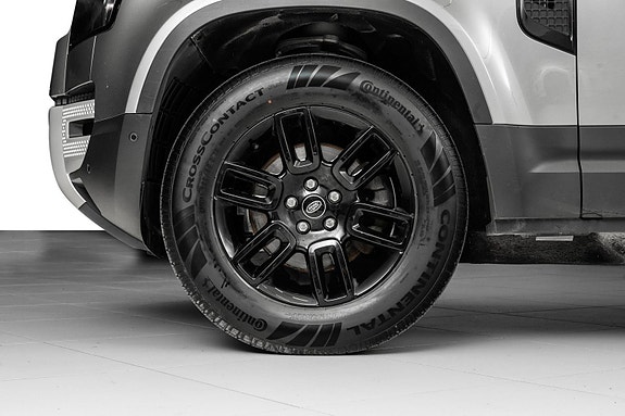 Land Rover Defender 110 13 of 30