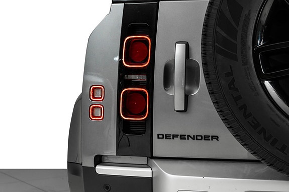 Land Rover Defender 110 16 of 30