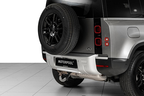 Land Rover Defender 110 15 of 30