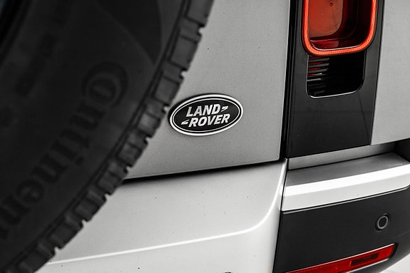Land Rover Defender 110 17 of 30