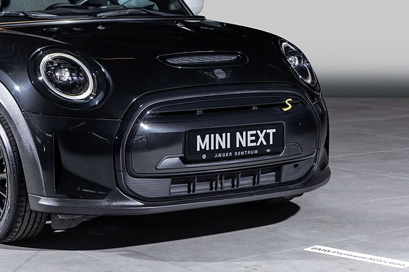 MINI Cooper SE 2 of 5