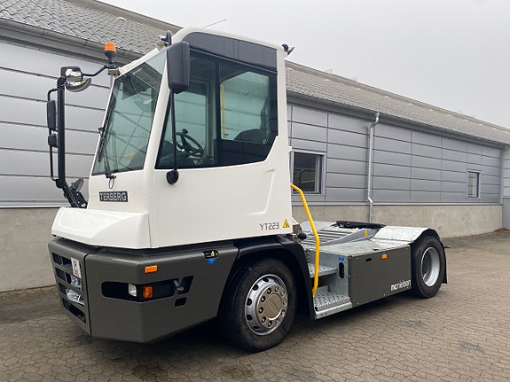 Terberg YT223 2 of 5