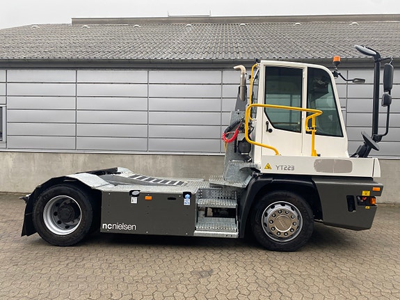 Terberg YT223 4 of 5