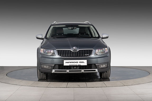 Skoda Octavia Scout 2 of 5