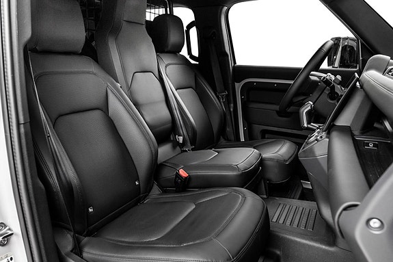 Land Rover Defender 110 11 of 30