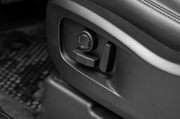 Land Rover Defender 110 17 of 30